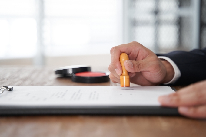 書類に印鑑を押す手元