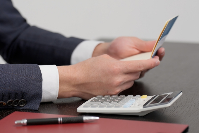 通帳や持っている手元