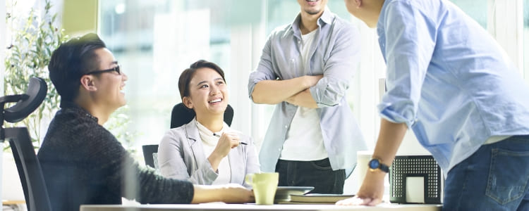 和気藹々と話している4人の男女スタッフ