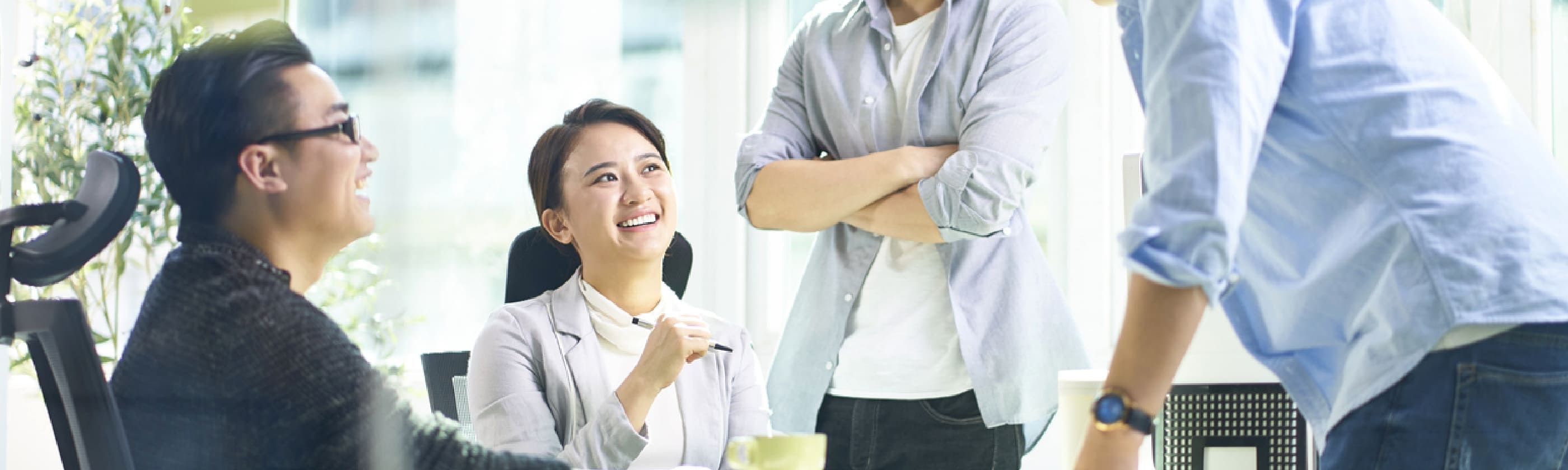 和気藹々と話している4人の男女スタッフ
