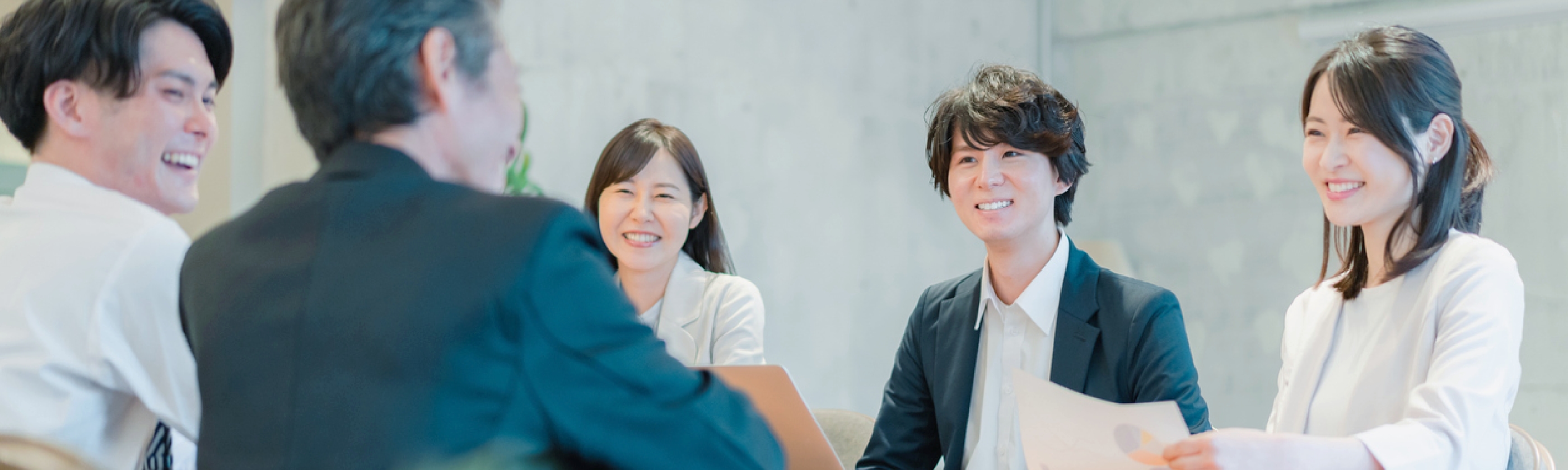 談義している5人の男女