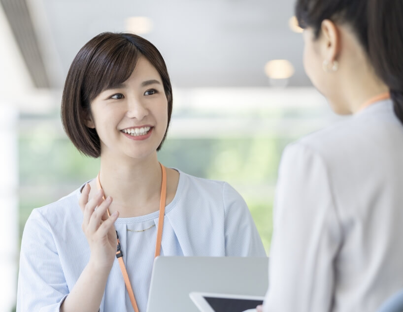 向かい合っている女性に話す女性