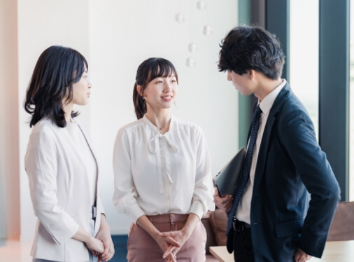 話し込んでいる3人の社員