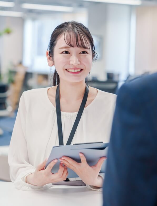 微笑んでいる女性