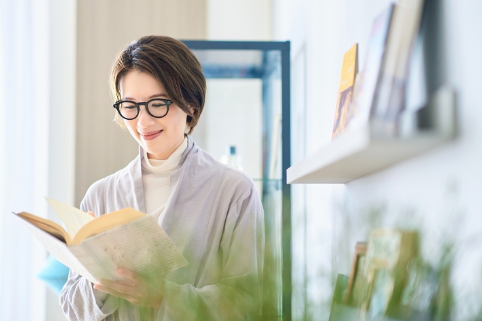 本を読んでいる女性