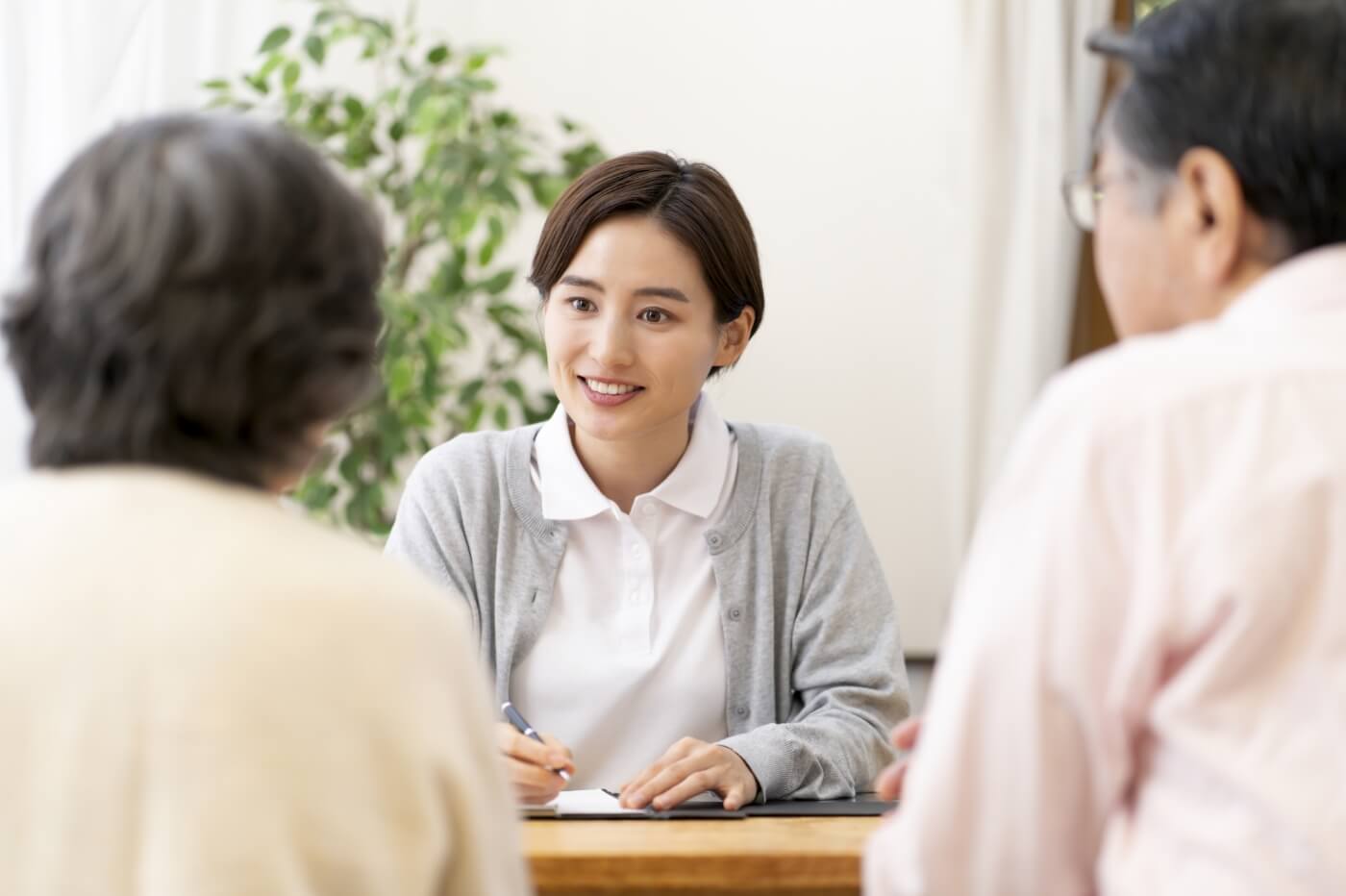 老夫婦に親身に耳を傾ける女性